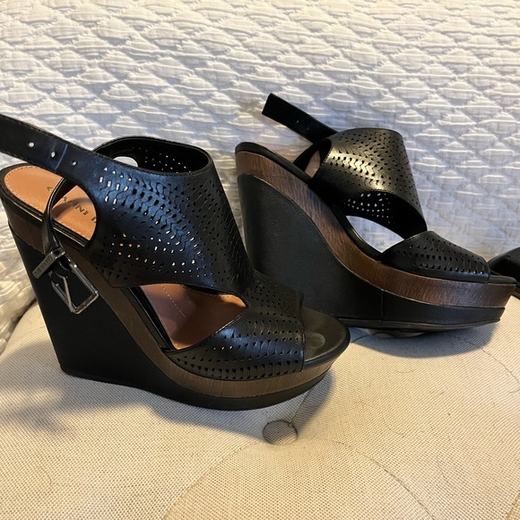 Gianni Bini black wedge sandals - Picture 1 of 5